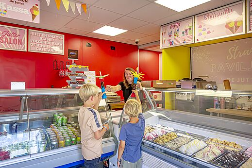 Kinder mit Eis an der Bar CAPFUN Erkemederstrand Camping, Zeewolde.