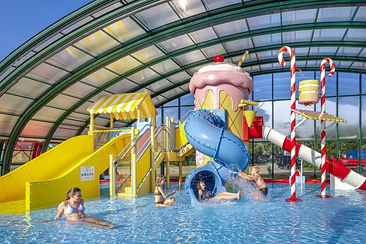 Wasserrutschen und Wasserspiele im �berdachten Schwimmbad auf dem Campingplatz CAPFUN Erkemederstrand in Zeewolde.