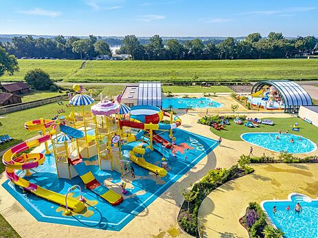 Gro�er bunter Wasserspielplatz und Schwimmb�der auf dem Campingplatz CAPFUN Erkemederstrand in Zeewolde.