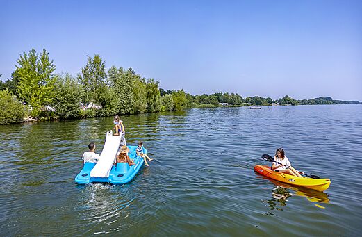 Tretboot mit Rutsche und Kajak beim Camping CAPFUN Erkemederstrand in Zeewolde.