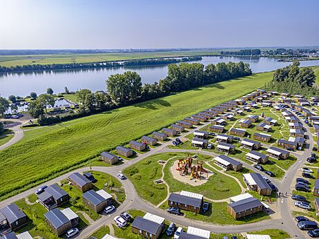 Camping CAPFUN Erkemederstrand à Zeewolde : Mobil-homes, aire de jeux, vue aérienne.