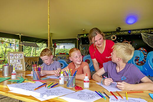 Kinder malen mit Animateur bei Aktivit�t auf Campingplatz CAPFUN Erkemederstrand in Zeewolde.