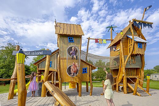 Themen-Spielplatz "Pirat Island" aus Holz auf dem Campingplatz CAPFUN Erkemederstrand in Zeewolde.