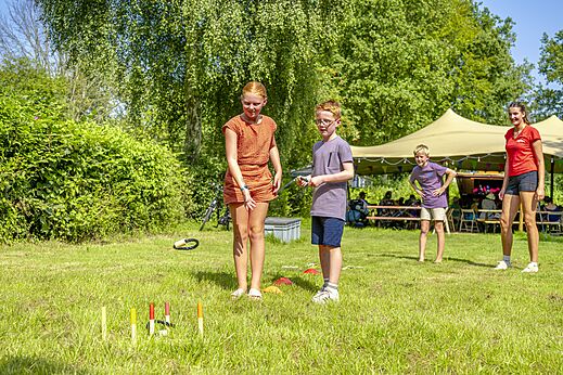 Kinder spielen Ringwurfspiel auf dem Campingplatz CAPFUN Erkemederstrand in Zeewolde.