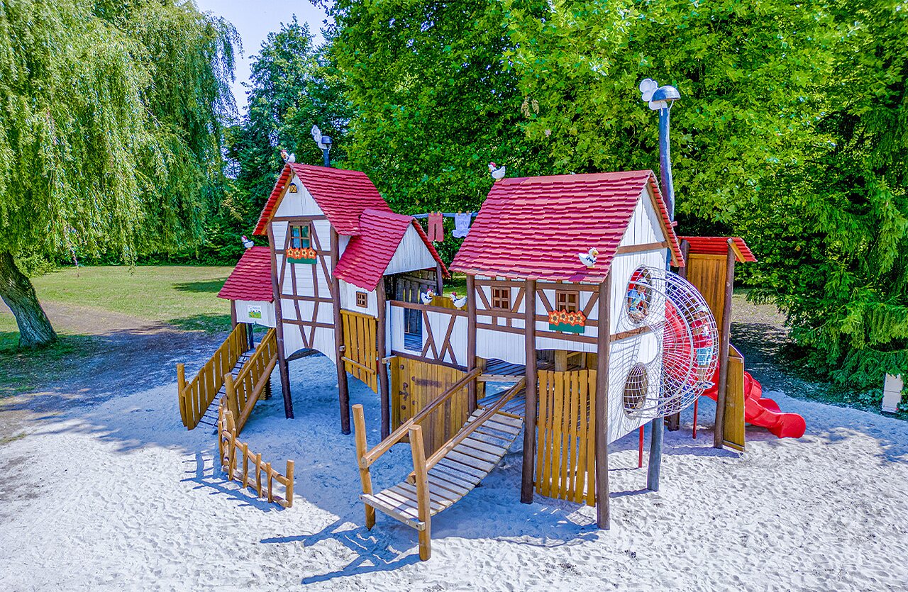 Thematischer Spielplatz mit Rutsche auf dem Campingplatz VAGUES OCEANES Lac d'Erstein.