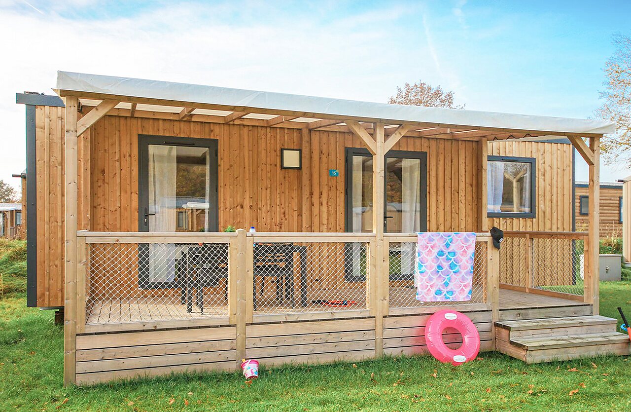 Modernes Mobil-home mit Holzterrasse auf Campingplatz VAGUES OCEANES Lac d'Erstein (67).