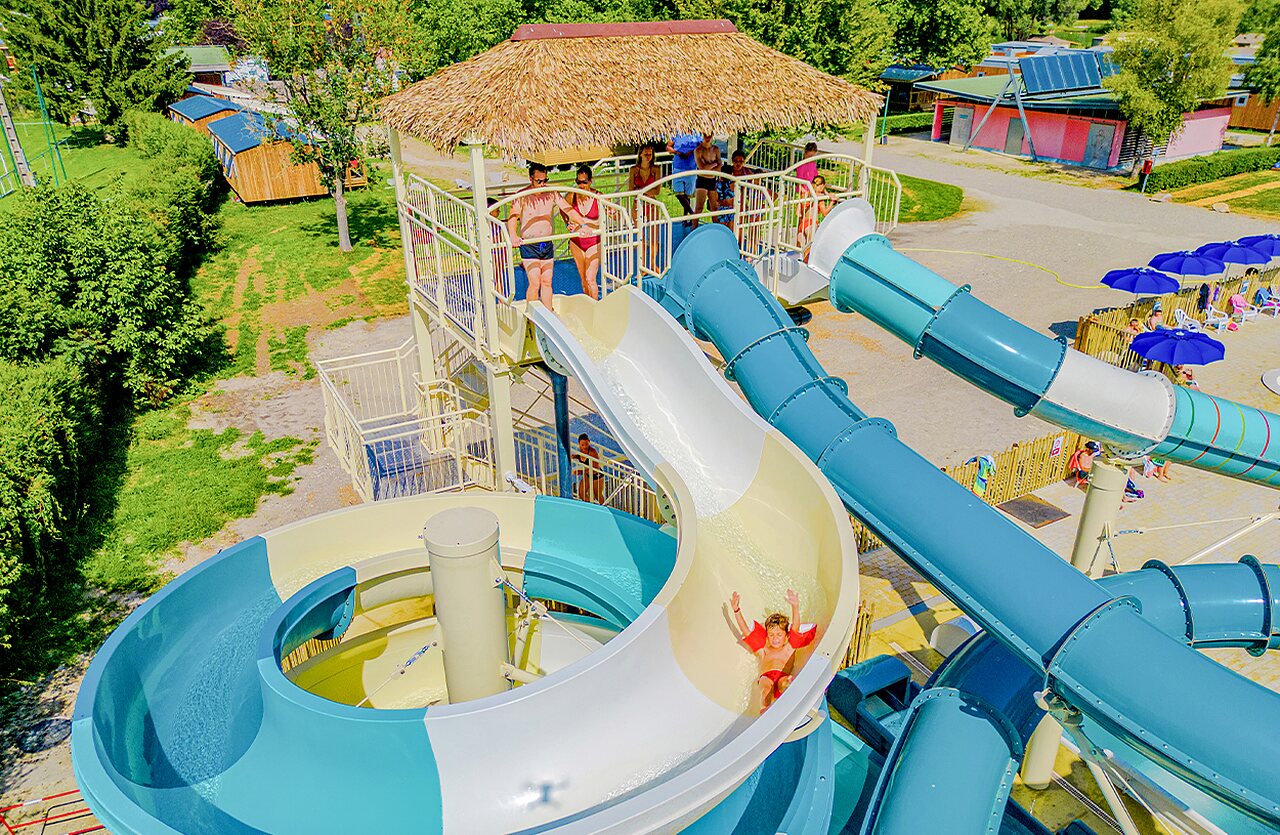 Wasserrutschen und Pool auf Campingplatz VAGUES OCEANES Lac d'Erstein, Erstein (67).