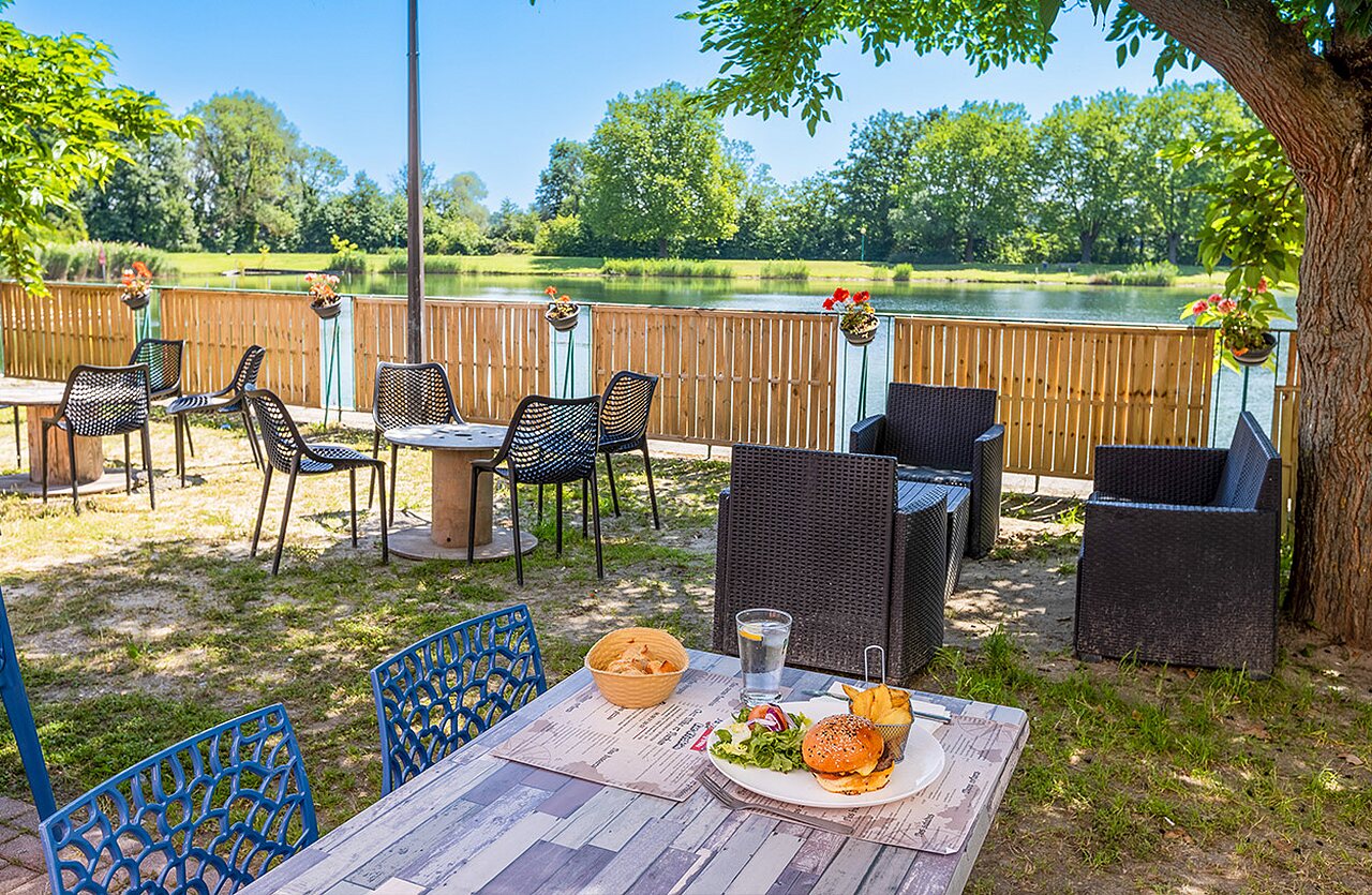 Restaurantterrasse, Essen, Seeblick auf dem Campingplatz VAGUES OCEANES Lac d'Erstein in Erstein (67).