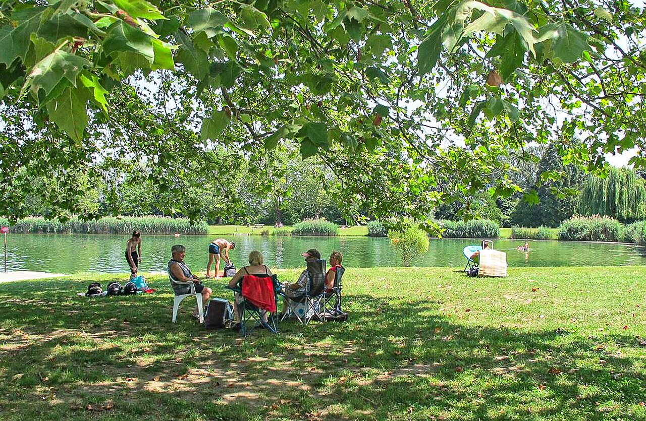 Nat�rliches Schwimmen und Entspannung am See, Camping VAGUES OCEANES Lac d'Erstein in Erstein (67).