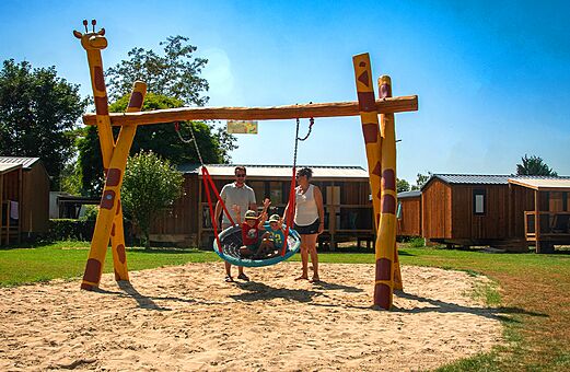 Giraffe nestschommel, familie, camping VAGUES OCEANES Lac d'Erstein in Erstein.