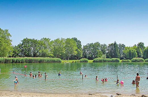 Natuurlijk strand en zwemmen in het meer op camping VAGUES OCEANES Lac d'Erstein in Erstein (67).