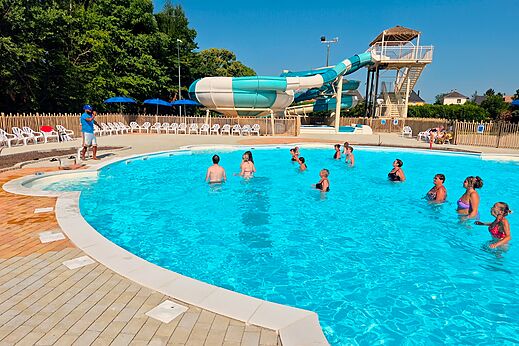 Buitenzwembad, grote glijbaan en animatie op camping VAGUES OCEANES Lac d'Erstein.