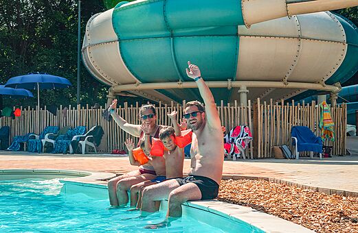 Zwembad en waterglijbaan, familie op camping VAGUES OCEANES Lac d'Erstein (67).
