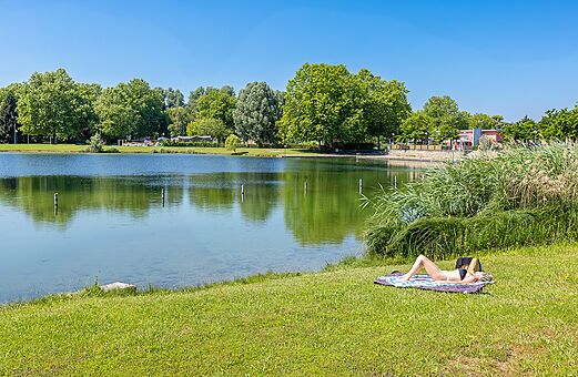 Meer, groen, ontspanning op camping VAGUES OCEANES Lac d'Erstein in Erstein.