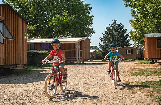 Kinderen op de fiets op camping VAGUES OCEANES Lac d'Erstein in Erstein (67).