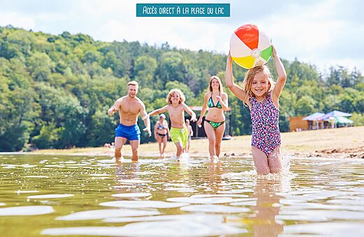 Familie plezier op het meerstrand bij camping VAGUES OCEANES Lac d'Erstein in Erstein (67).