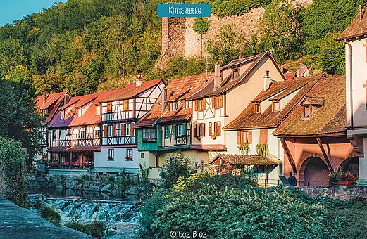 Farbenfrohe Fachwerkh�user und Fluss in Kaysersberg, typisches Dorf im Elsass.