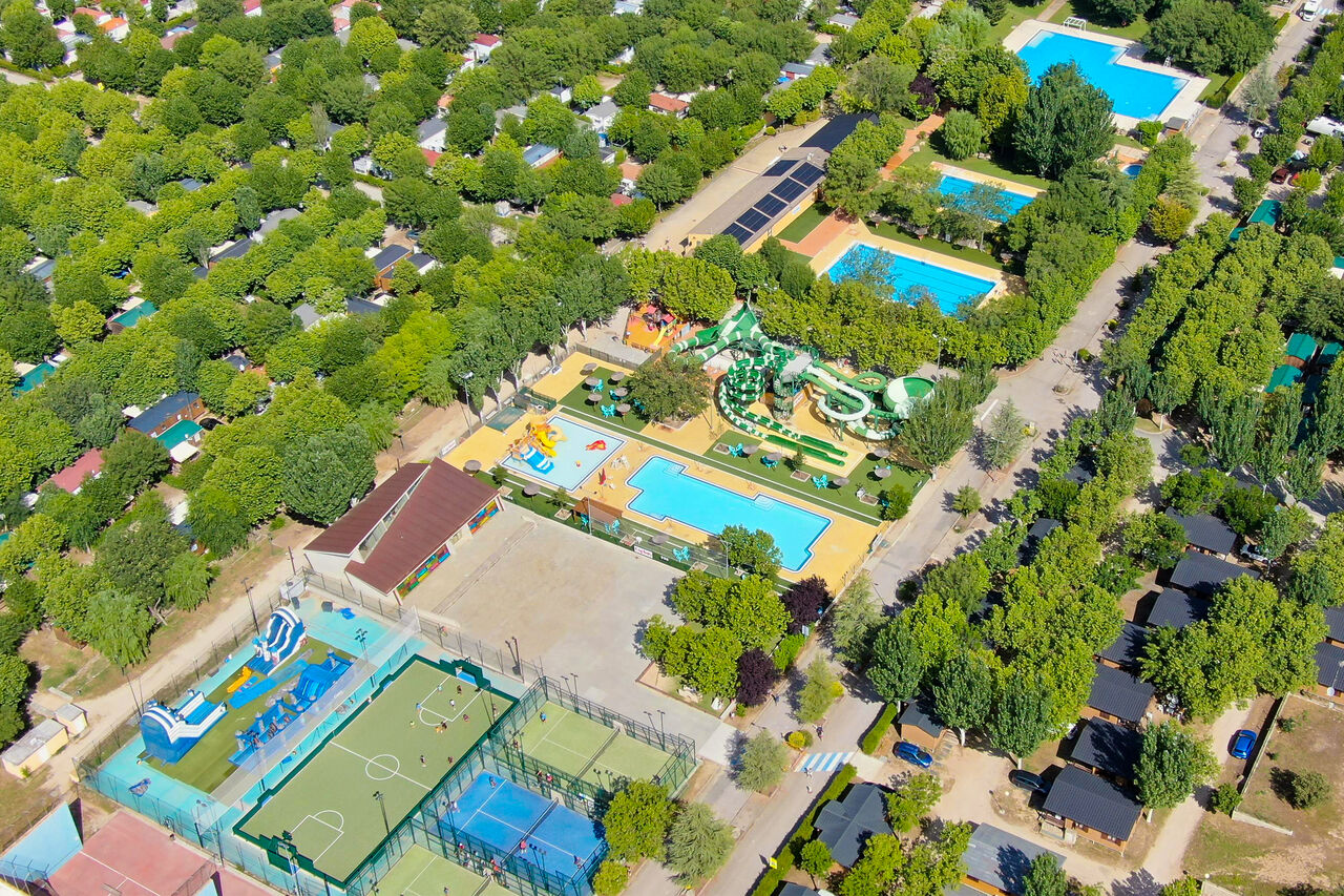 Parque acu�tico, piscinas y canchas deportivas en el camping CAPFUN El Escorial, Madrid.
