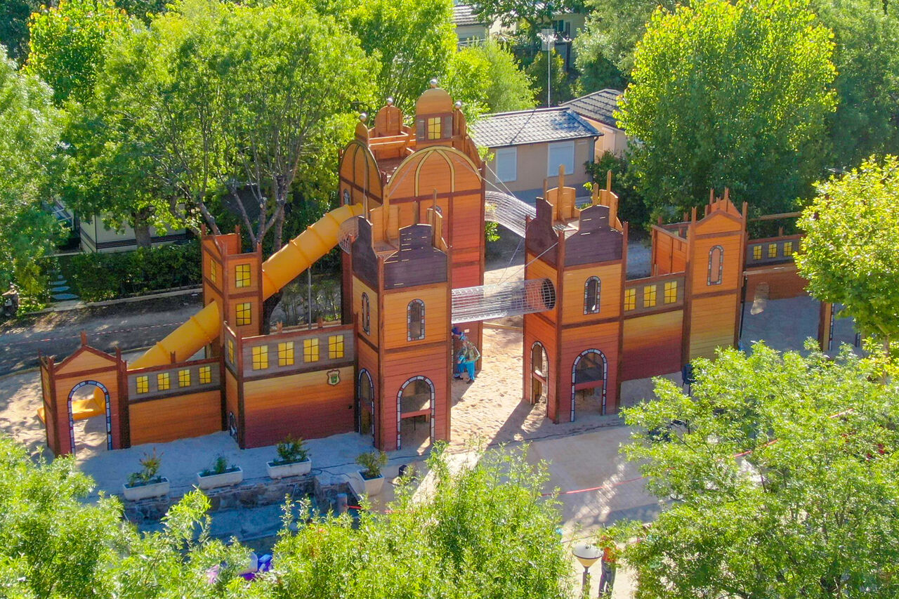 Gran castillo parque infantil con toboganes en el camping CAPFUN El Escorial, Madrid