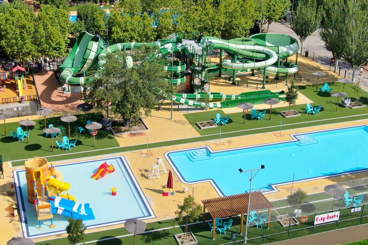 Piscinas, toboganes gigantes y juegos acu�ticos en camping CAPFUN El Escorial, Madrid.