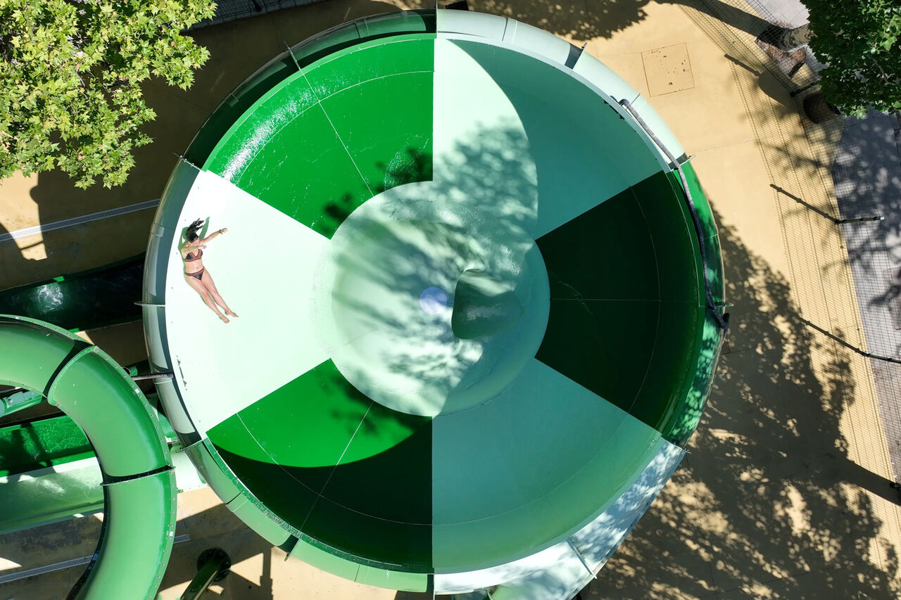 Tobog�n acu�tico gigante con ba�ista, vista a�rea en el CAPFUN El Escorial, Madrid.