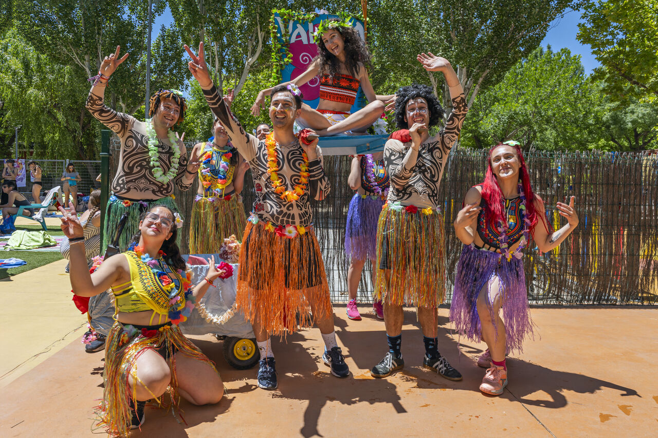 Animadores con disfraces hawaianos para espect�culo en camping CAPFUN El Escorial, Madrid.