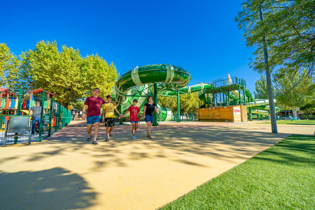 Tobog�n gigante, zona de juegos en el camping CAPFUN El Escorial, Madrid (28).