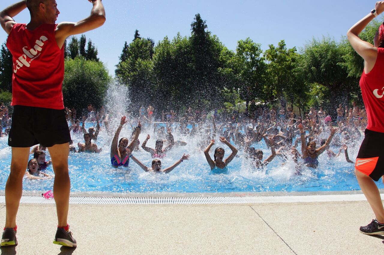 Animaci�n de aquagym divertida en piscina exterior en el camping CAPFUN El Escorial, Madrid.