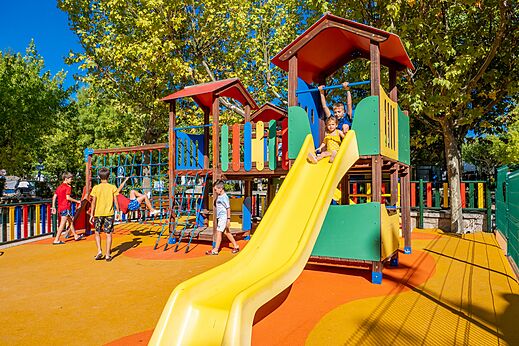 Bunter Spielplatz mit Rutsche und Kindern auf dem Campingplatz CAPFUN El Escorial in El Escorial, Madrid (28).