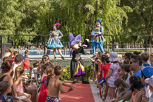 Animationsshow mit Maskottchen und Kindern auf dem Campingplatz CAPFUN El Escorial, Madrid.