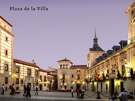 Historische Plaza de la Villa, beleuchtete Gebäude, Madrid, ein Ort zum Besuchen.