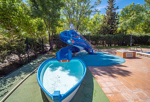 Bunte Wasserrutsche und Kinderbecken auf dem Campingplatz CAPFUN El Escorial, Madrid.