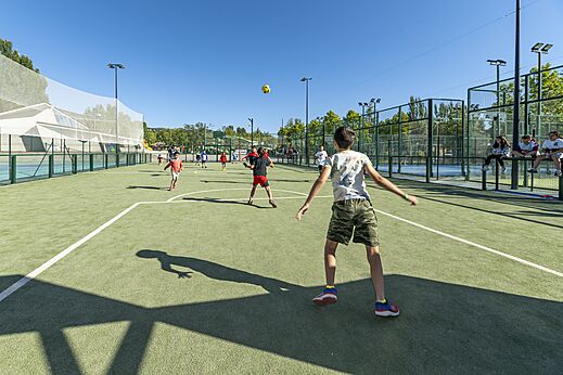 Multisportplatz mit Kindern beim Fußballspielen auf dem Campingplatz CAPFUN El Escorial in El Escorial, Madrid.