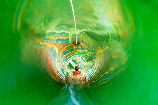 Bunte Wasserrutsche und Lichttunnel auf dem Campingplatz CAPFUN El Escorial, Madrid.