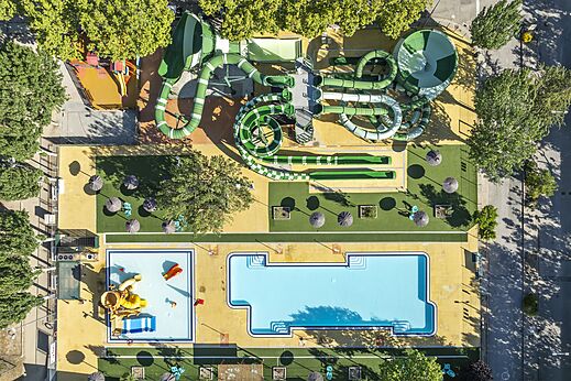 Luftaufnahme Wasserrutschen und Schwimmbäder auf Campingplatz CAPFUN El Escorial, Madrid (28).