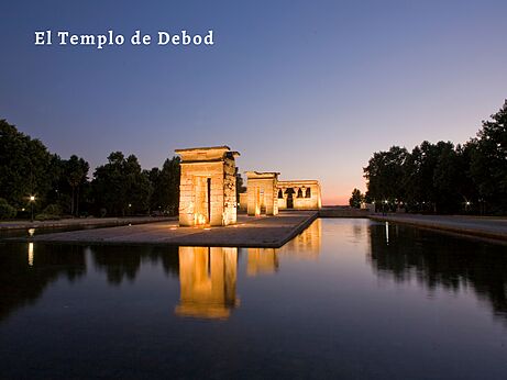 Tempel von Debod beleuchtet bei Sonnenuntergang, ägyptisches Denkmal in Madrid.