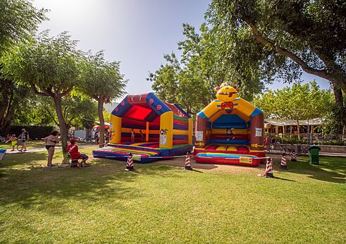 Zwei farbenfrohe Hüpfburgen für Kinder auf dem Campingplatz CAPFUN El Escorial in El Escorial, Madrid.