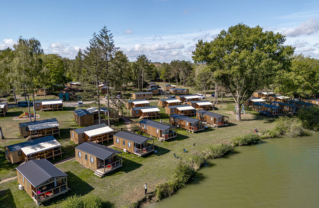 Mobil-homes modernes, �tang, vue a�rienne camping CLICOCHIC Etang de la Mutche, HARPRICH (57).