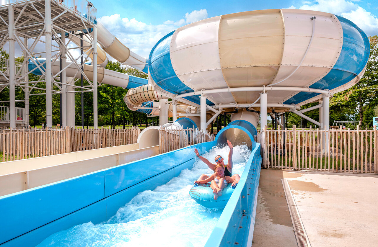 Toboggan aquatique g�ant avec m�re et enfant au camping CLICOCHIC Etang de la Mutche.