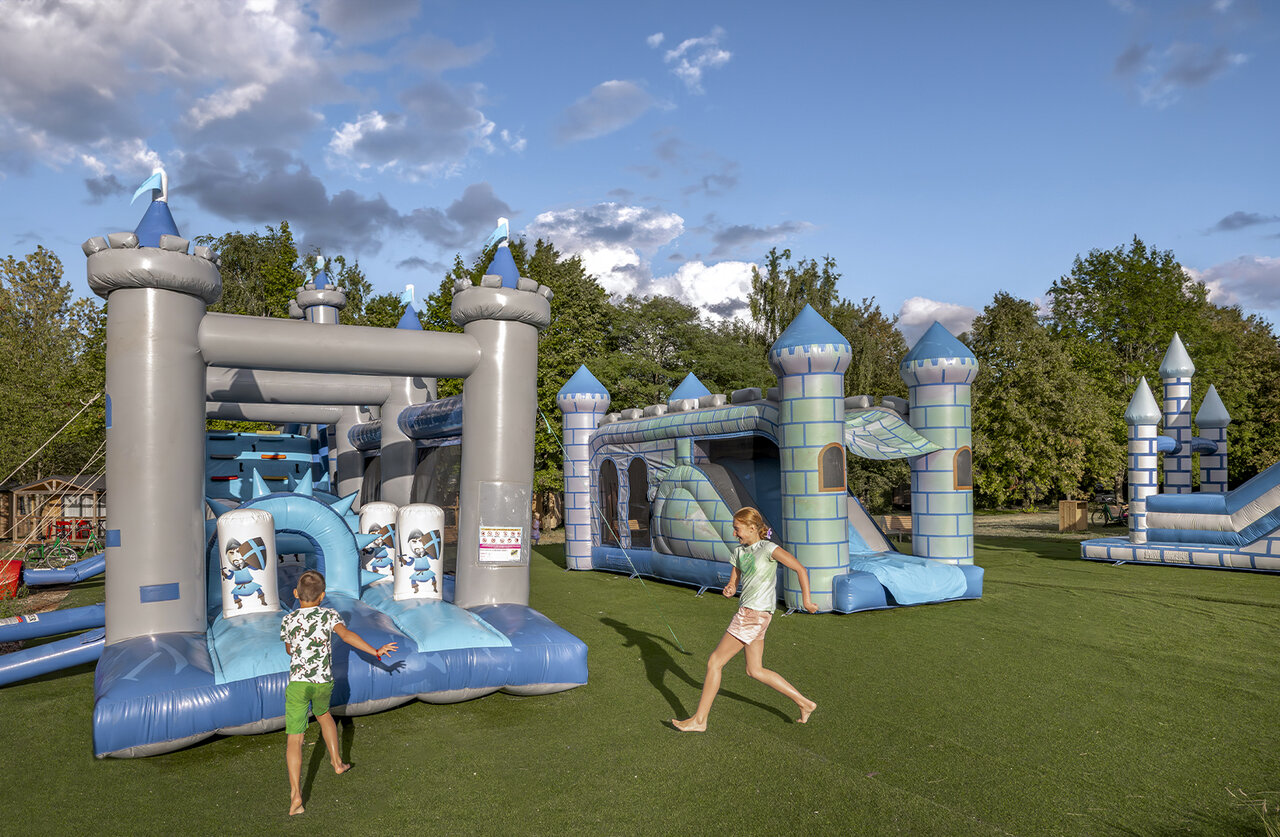 Jeux gonflables au camping CLICOCHIC Etang de la Mutche � HARPRICH (57).