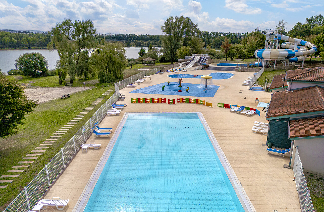 Piscine ext�rieure, toboggans aquatiques et jeux d'eau au camping CLICOCHIC Etang de la Mutche � HARPRICH (57).