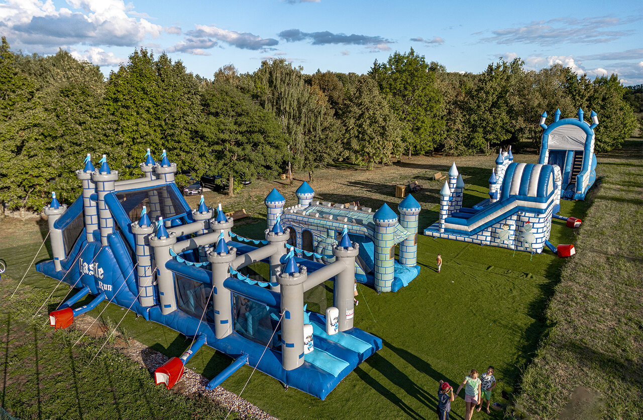 Parcours gonflables et ch�teaux pour enfants au camping CLICOCHIC Etang de la Mutche � HARPRICH.