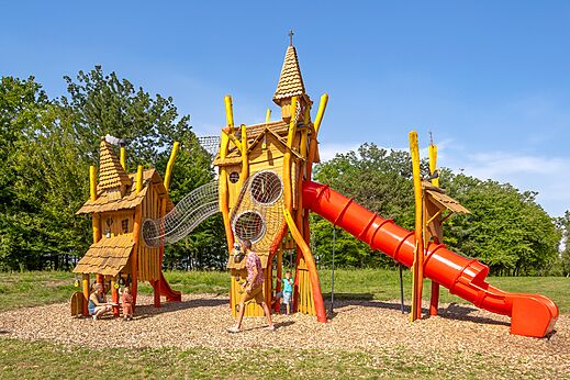 Jeux enfants au camping CLICOCHIC Etang de la Mutche à HARPRICH (57).