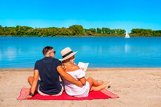 Plage de sable, lac, couple au CLICOCHIC Etang de la Mutche, HARPRICH.