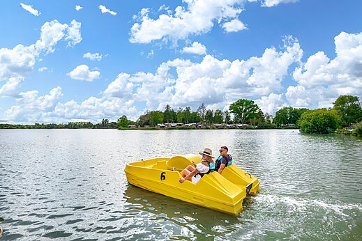 Couple pédalo étang au camping CLICOCHIC Etang de la Mutche à HARPRICH (57).
