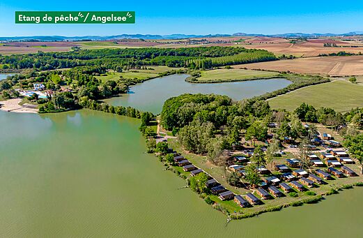 Vue aérienne Mobil-homes et étang de pêche au camping CLICOCHIC Etang de la Mutche