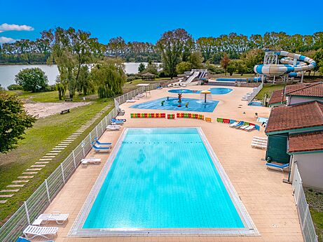 Grandes piscines et toboggans aquatiques au camping CLICOCHIC Etang de la Mutche.