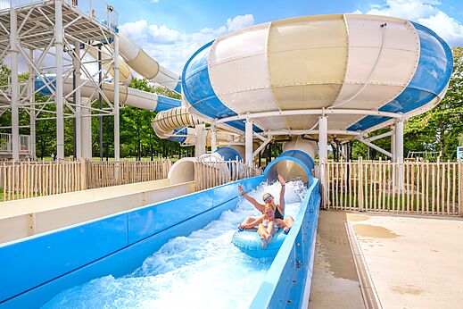 Toboggan aquatique géant et piscine extérieure au camping CLICOCHIC Etang de la Mutche à HARPRICH (57).