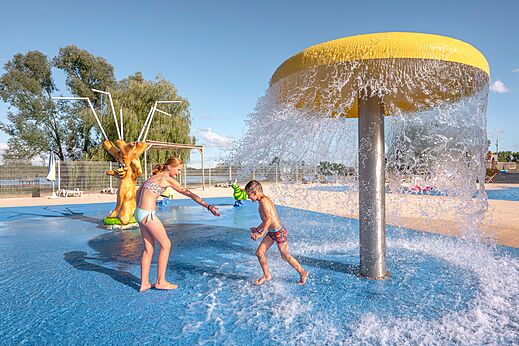 Aire de jeux aquatique pour enfants au camping CLICOCHIC Etang de la Mutche à HARPRICH (57).