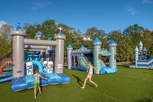 Parc de jeux gonflables pour enfants au camping CLICOCHIC Etang de la Mutche à HARPRICH (57).